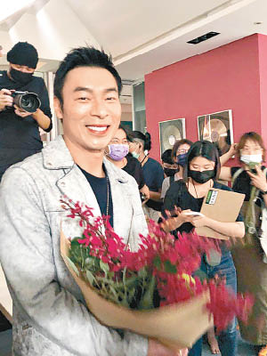 許志安在台灣拍劇，煞青時獲劇組送花。