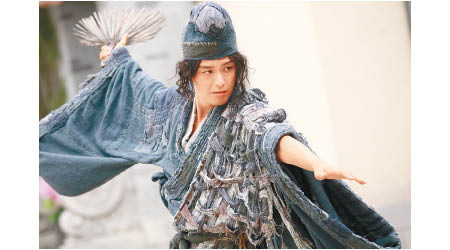 蕭正楠飾演流落凡間的濟公，當中更有武打場面。