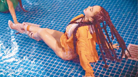 蔡依林濕身躺在泳池底拍MV，彎腰騷S曲線。