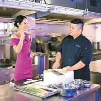 蔣怡訪問大廚，順便請教烹飪心得。