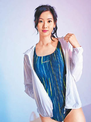 郭柏妍參加《明星運動會》的游泳比賽。