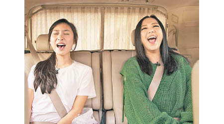 衛蘭（右）接Yumi放學，在車廂中傳授唱歌秘笈。