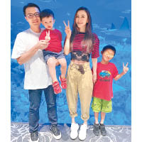 諸葛一家四口玩機動遊戲後到水族館用膳。