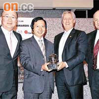 新地副主席兼董事總經理郭炳江（左二）榮獲備受業界推崇嘅「金頭盔獎」，表揚喺建築安全方面嘅貢獻。