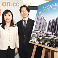 新地代理張卓秀敏（左）稱，YOHO Town整體投資額逾百億元。（潘國禮攝）