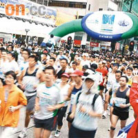 譚何錦文指，每年的渣打馬拉松吸引許多港人主動做運動，是一項成功的活動。
