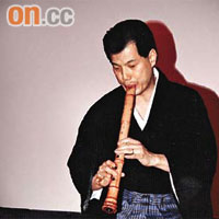 楊光被公認為香港第一個演奏「尺八」的人，圖為九三年他在日本文化節穿着和服演奏。