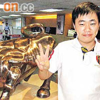 倪明把賣金套現的28萬元投資股市，一年後成功將資本滾大30%。