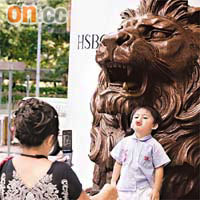 滙豐銀行伴香港人成長。總行前的獅子像更成為遊人拍攝景點。	（何天成攝）
