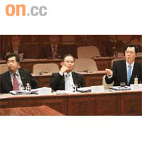 金管局總裁陳德霖（右）表示，十月份的外匯基金表現不俗。旁為副總裁彭醒棠（中）及蔡耀君（左）。	（胡耀威攝）