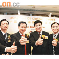 中國玉米油主席王明星（左二）指，集團將擴充營銷網絡。	（梁耀榮攝）