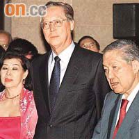 黃廷方（右）早年與新加坡前領導人吳作棟（右二）出席酒店開幕禮。