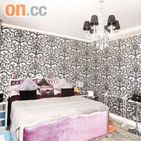 睡房黑白花紋的牆身設計，別具風情。