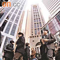 香港在全球金融中心地位繼續穩守第三位。	