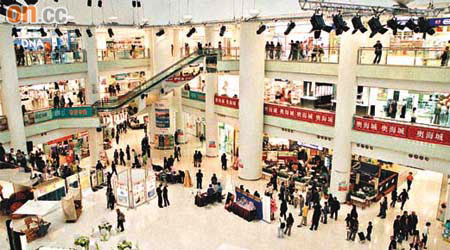 維港灣設大型商場，購物方便。