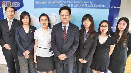 對於有意投身基金經理的同學們，景順（香港）首席投席總監陳柏鉅（中）建議可先由會計等專業範疇做起。	（黎達豪攝）