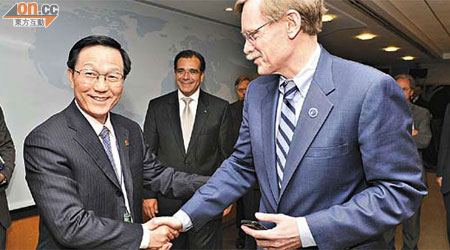 中國財政部部長謝旭人（左）話世銀與中國由師徒變夥伴，唔知世銀行長佐利克（右）贊唔贊同？