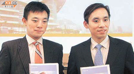 王大智（左）表示，投資者關注本港樓市泡沫的風險。圖右為葉義信。