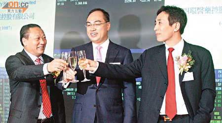 四環主席車馮升（右）及環乳主席趙傳文（左），昨舉杯慶祝掛牌上市。	（黎達豪攝）