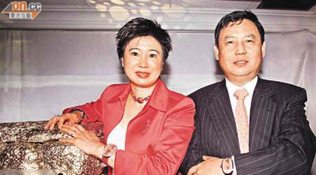 中青大股東認為，主席成之德（右）及其妻榮智豐（左）現受廉署調查，中青更不應延後召開股東周年大會。