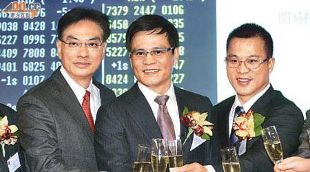 開易昨掛牌，主席許錫鵬（中）對開市股價感到滿意。（黎達豪攝）