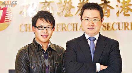 任職「空中少爺」的Ivan（左）渴望暢遊人民幣投資天空，中國人民大學商學院榮譽講座教授溫天納（右）樂於為他領航。（陸智豪攝）