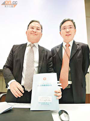 彭醒棠（左）指按證下月成立小組研究「小型貸款」。 （黎達豪攝）