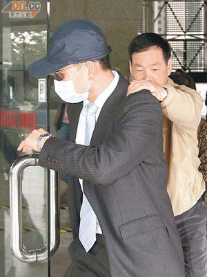 畢馬威前高級經理梁思哲（左）被控行賄受賄，審訊期間獲准保釋。（何天成攝）