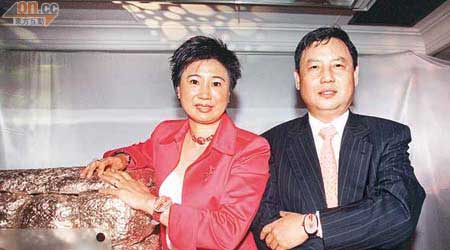 成之德（右）與妻榮智豐（左）被中青申請凍結之前由中青批出的九百三十萬元訟費。（資料圖片）