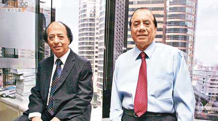印度籍散戶Sadhwani.A.C.（右）及經紀Kishore Jhangiani（左）係股場上嘅好拍檔，兩人對於投資港股都有豐富經驗。（梁耀榮攝）