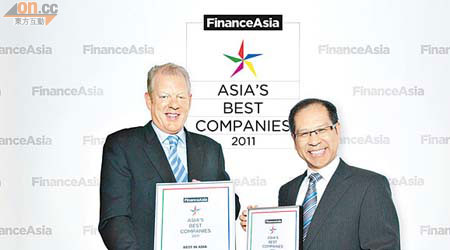 新地執董兼首席財務總監陳國威（右）代表公司接受《FinanceAsia》雜誌頒發多項殊榮。