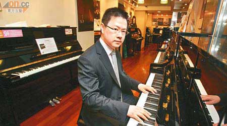 溫天納是金融界的八級鋼琴高手，他指學鋼琴可訓練節奏感及紀律性。（孫冰玉攝）