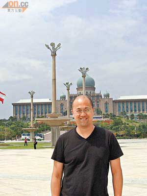 Kenny每年都會到馬來西亞推廣港股市場，並順道遊覽當地文化建築。（相片由受訪者提供）