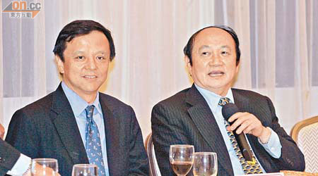 李小加（左）晚上與業界代表進行晚宴。右為立法會議員詹培忠。（羅錦鴻攝）