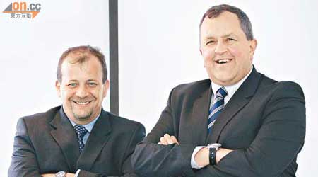 Taung Gold行政總裁Neil Herrick（右）稱，Taung Gold是一宗長期投資，左為財務總監Steven Steyn。（孫冰玉攝）