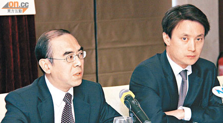 大新董事總經理王祖興（右）表示，該行的貸款資產質素仍然良好。左為副主席黃漢興。（胡耀威攝）
