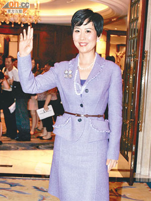 李小琳尋日出席中國電力業績會嘅一身雍容裝扮，據講係國際知名品牌Dior嘅今年秋冬款式。（梁耀榮攝）