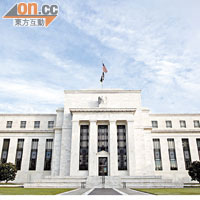 美國推出QE2，雷賢達認為是政府忍受不了經濟陷入衰退。