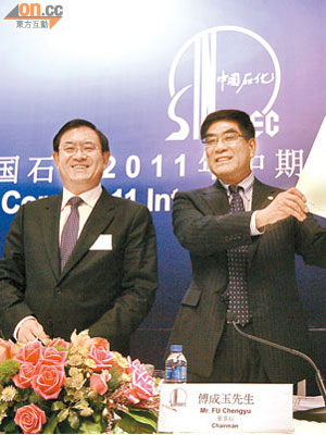 中石化董事長傅成玉（右）稱，加盟有成就感，因中石化比中海油有更完整的產業鏈。（袁志豪攝）
