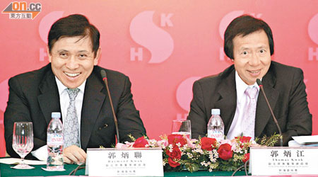 郭炳聯（左）笑說，與郭炳江（右）相處了50多年，「好多嘢都傾得掂」。（黎達豪攝）