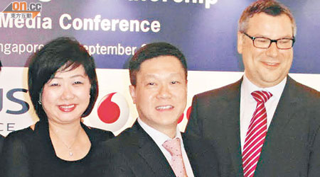 Vodafone夥伴市場署任行政總裁Paul-Gerhard Itjeshorst（右），Conexus移動聯盟主席郭詠邦（中），及和電香港流動通訊營運總監龍佩英（左），昨日在新加坡公布業務合作計劃。