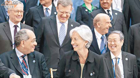 中國和巴西計劃推動注資IMF援歐。中為IMF總裁拉加德，右一為中國人民銀行行長周小川。（資料圖片）