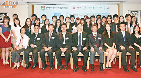 港大學生與企業人員聚首一堂，出席「商業顧問實習計劃」結業禮。