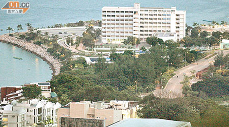 西貢酒店地前臨海邊，市場估計六嬸方逸華（左）投得地皮擬發展度假村。（資料圖片）