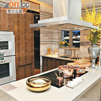 廚房配套完善，選用多個歐洲知名品牌廚櫃及電器。