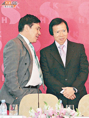 郭炳江（右）及郭炳聯酬金比新地其他執董差一大截。