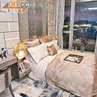主人套房以香檳金作主色調，面積約210方呎，提供浴室及衣帽間。