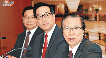 甘慶林（右一）表示，對新收購瀋陽酒店的業務前景感樂觀。（潘國禮攝）