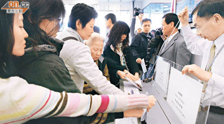 趕尾車 海通證券及新華人壽趕上市，共集資六十億美元，新股市場再旺。（資料圖片）