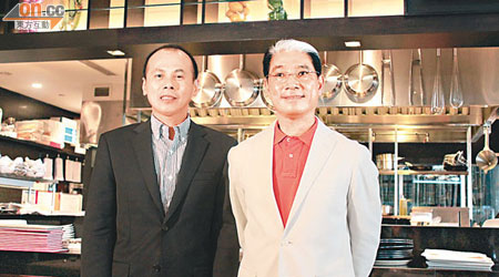 遠東機構謝文華（左）稱，中國內地買家佔新加坡購房比例約百分之八至十。右為周永強。